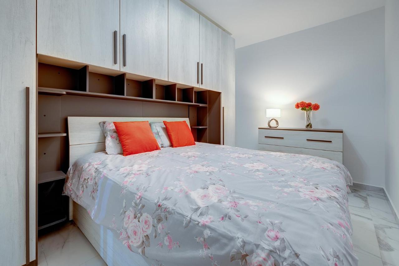 Splendid 2Br Apartment, Steps To St Georges Bay Сент Джулианс Экстерьер фото