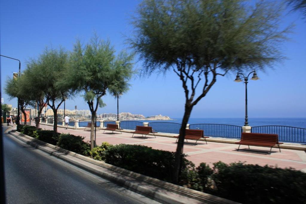 Splendid 2Br Apartment, Steps To St Georges Bay Сент Джулианс Экстерьер фото